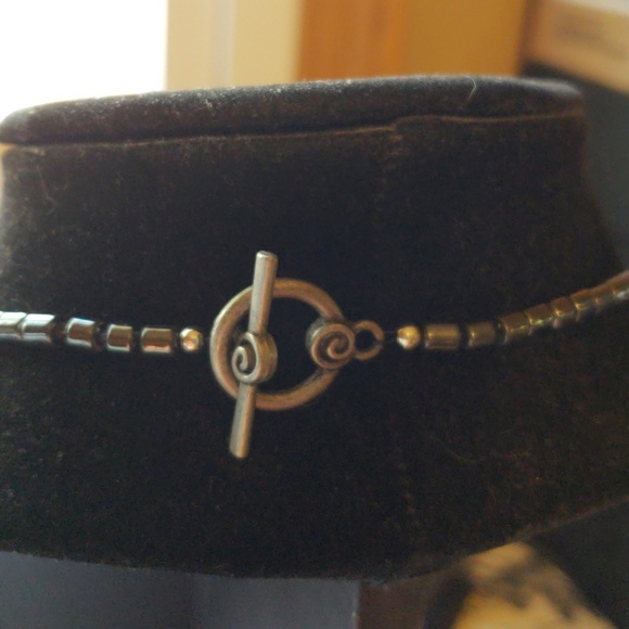 Hematite and shell necklace with toggle clasp - Picture 2 of 2